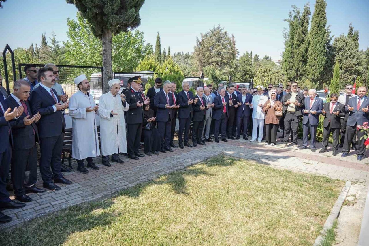 Bursa’da 15 Temmuz anma programları şehitlik ziyaretleri ile başladı. Bursa