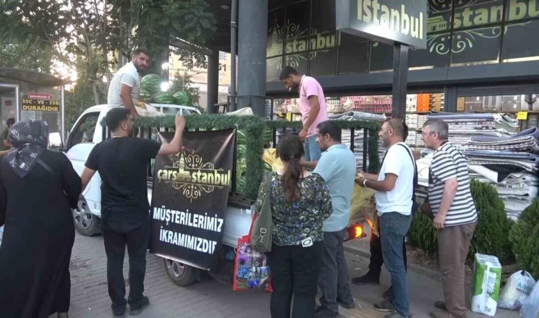 Bursa’da bir mağaza 4 kamyon karpuzu ücretsiz dağıttı. Yaklaşık 20