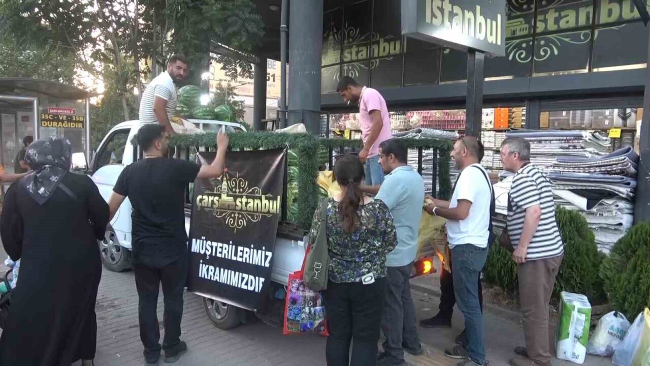 Bursa’da bir mağaza 4 kamyon karpuzu ücretsiz dağıttı. Yaklaşık 20