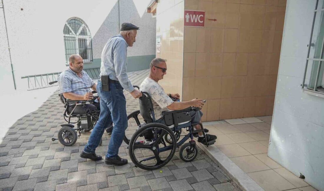 Bursa’da bedensel engelli vatandaşlar yüksek basamak nedeniyle cami lavabolarına erişemiyor,