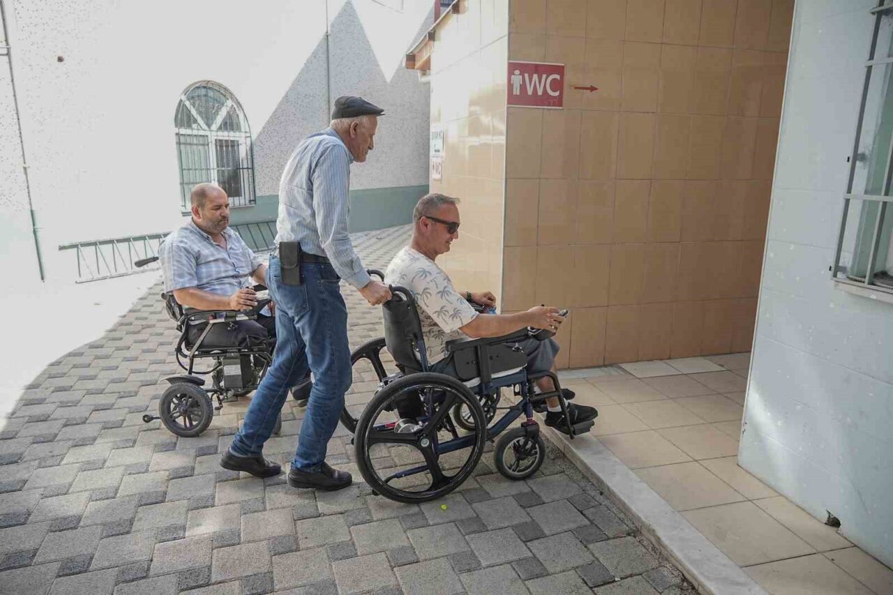 Bursa’da bedensel engelli vatandaşlar yüksek basamak nedeniyle cami lavabolarına erişemiyor,
