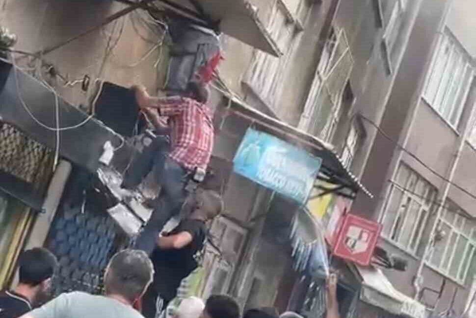 Bursa’da bir evde çıkan yangında içeride mahsur kalan kadın, vatandaşlar