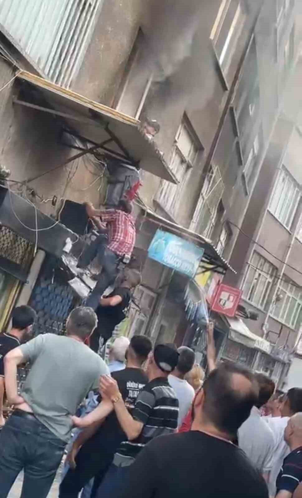 Bursa’da bir evde çıkan yangında içeride mahsur kalan kadın, vatandaşlar