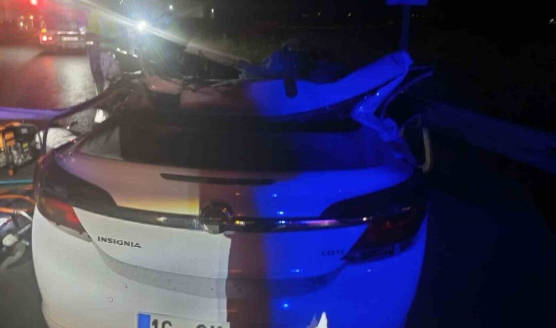 Bursa’da otomobilin tali yoldan ana yola çıkmak isteyen kamyonla çarpıştığı