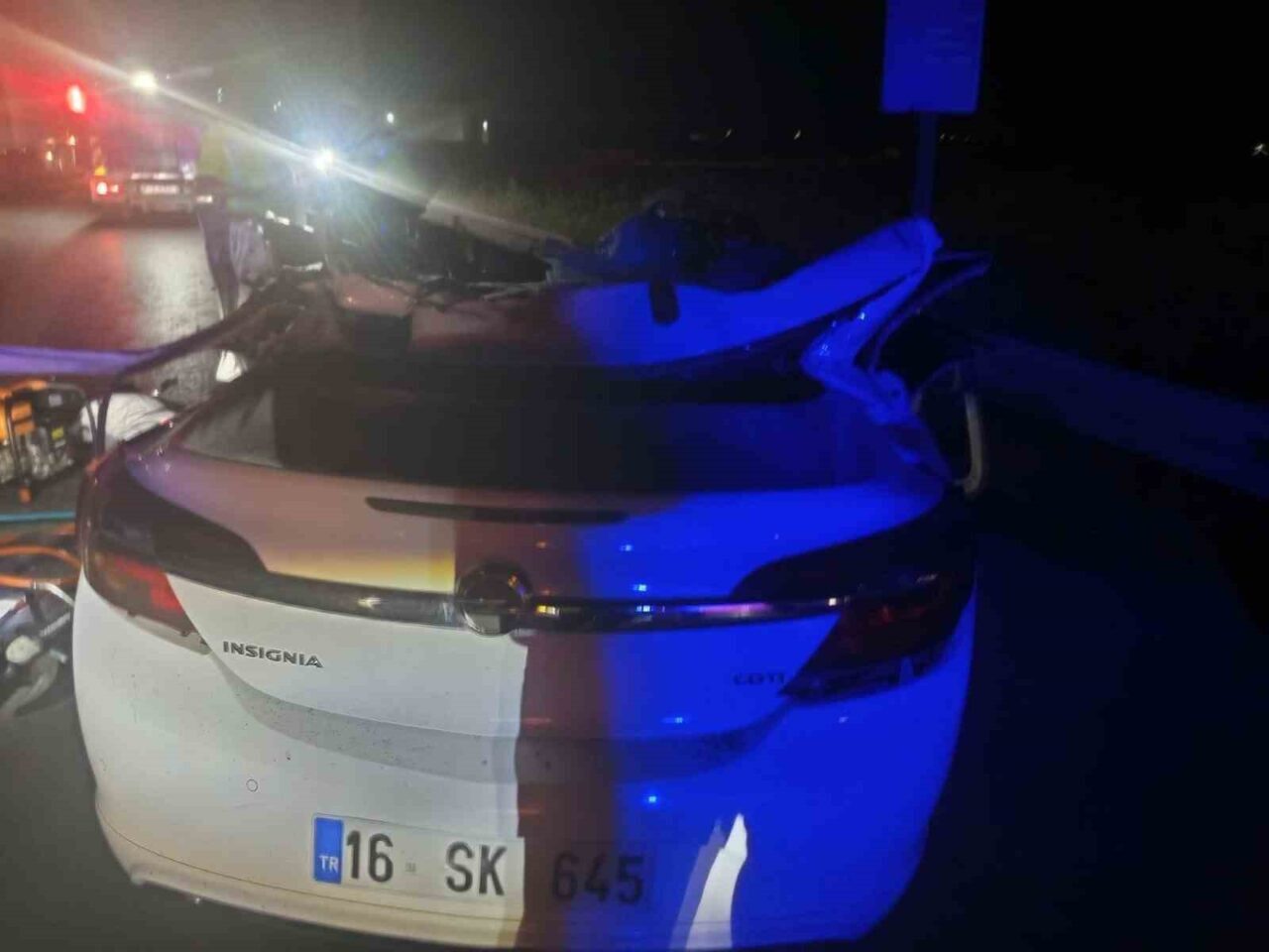 Bursa’da otomobilin tali yoldan ana yola çıkmak isteyen kamyonla çarpıştığı