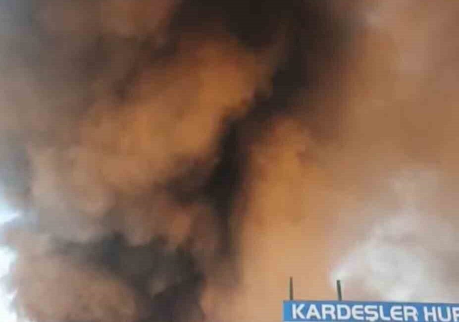 Bursa’da bir geri dönüşüm tesisinde yangın çıktı. Tesisin büyük bölümünü