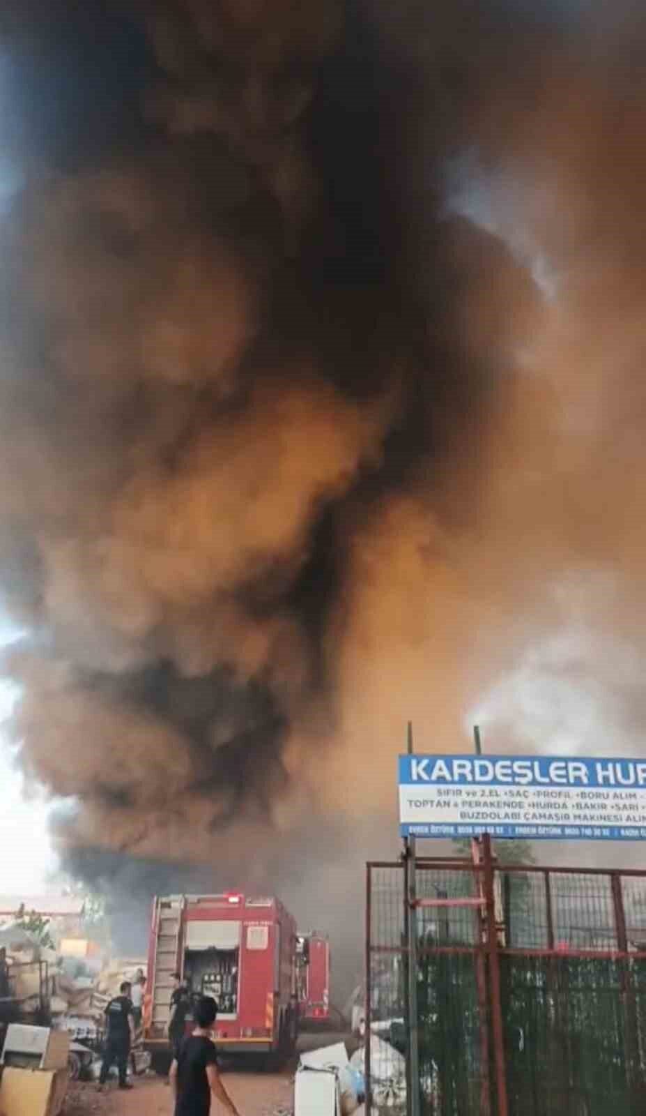 Bursa’da bir geri dönüşüm tesisinde yangın çıktı. Tesisin büyük bölümünü