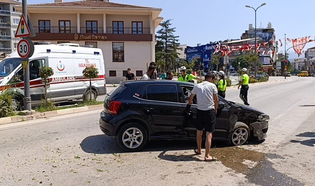 Bursa’nın İnegöl ilçesinde kontrolden çıkan otomobil karşı yönden gelen hafif