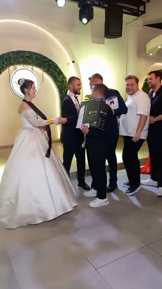Bursa’da dünya evine giren çifte, damat ve gelinin arkadaşları oyun