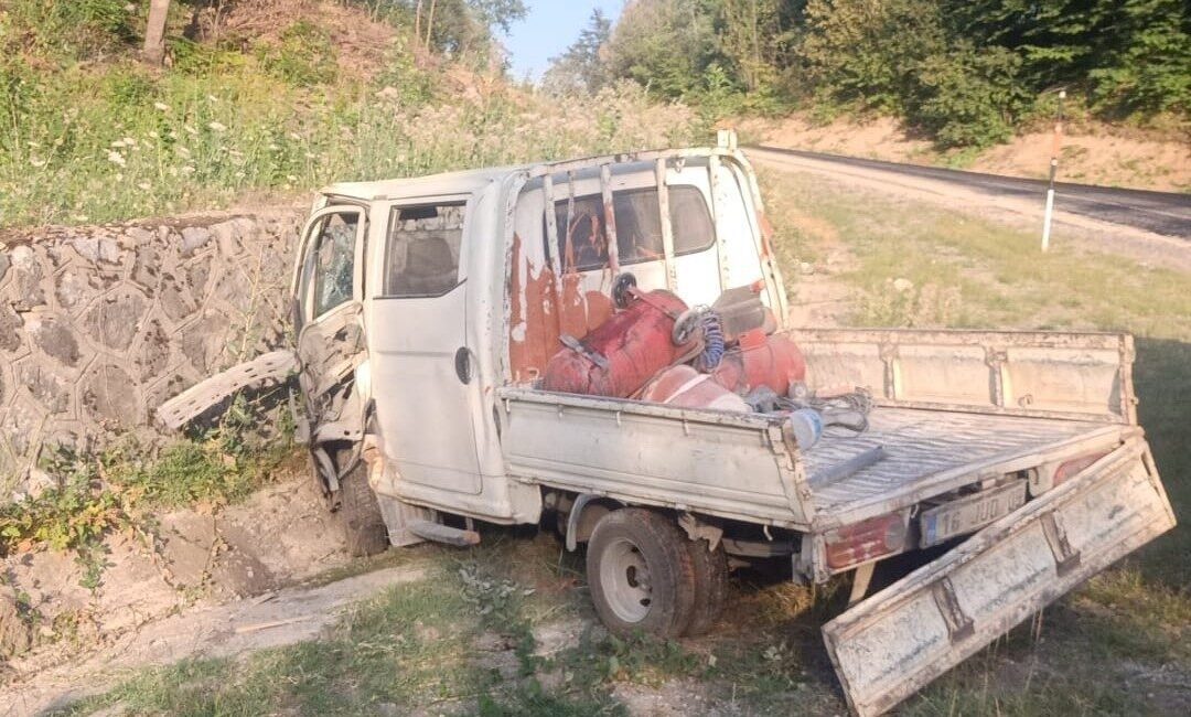 Bursa’nın İnegöl ilçesinde meydana gelen kazada kamyonet ile kamyon çarpıştı: