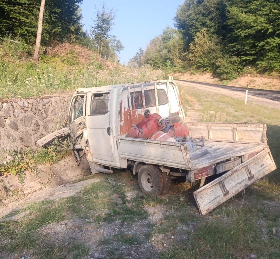 Bursa’nın İnegöl ilçesinde meydana gelen kazada kamyonet ile kamyon çarpıştı: