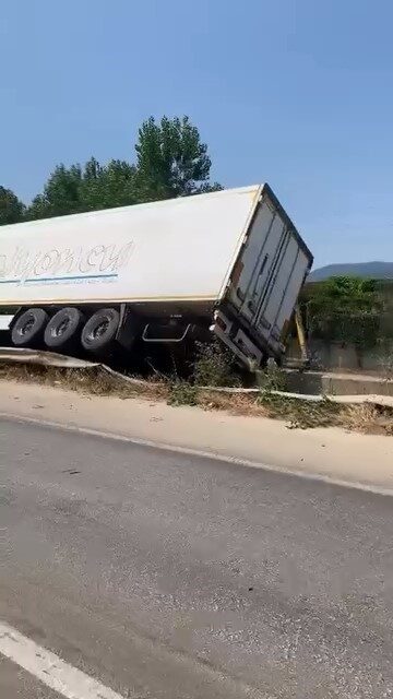 Bursa’nın Kestel ilçesinde kontrolden çıkan tır, bariyerlere çarparak devrildi. Kazada