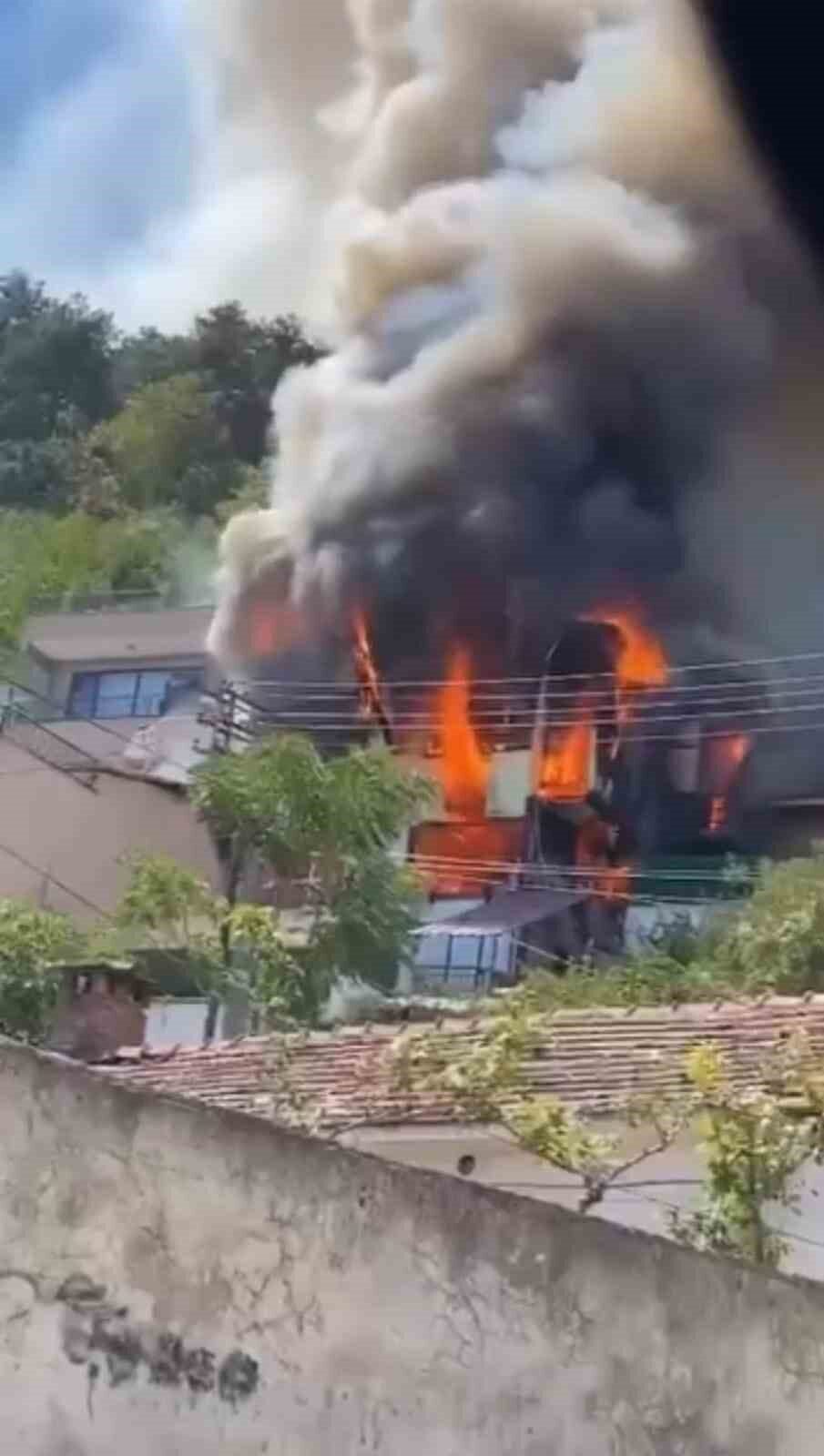 Bursa’da ormana yakın bir evde çıkan yangın mahalle sakinlerinde paniğe