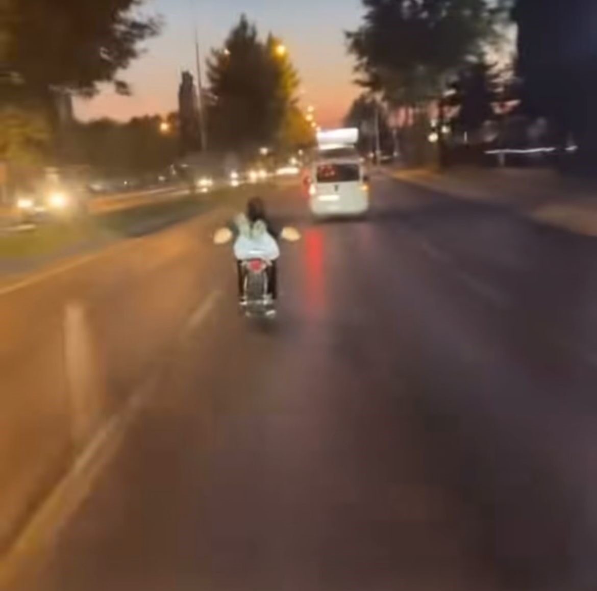 Bursa’da bir motosiklet sürücüsü, Ankara yolunda trafikte seyrederken motosikletin üzerine