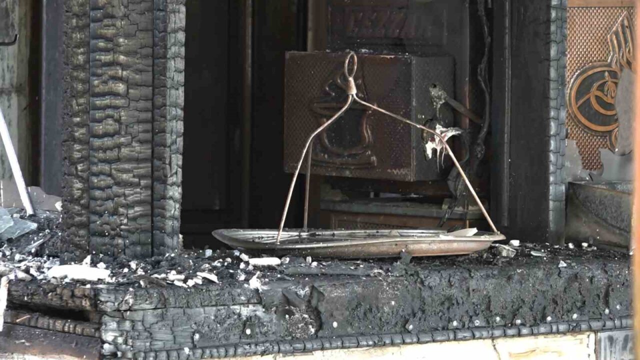 Bursa’da tarihi Çekirge Semti’nde 1.Murat Hüdavendigar Camisi’nin bahçesindeki çay bahçesi