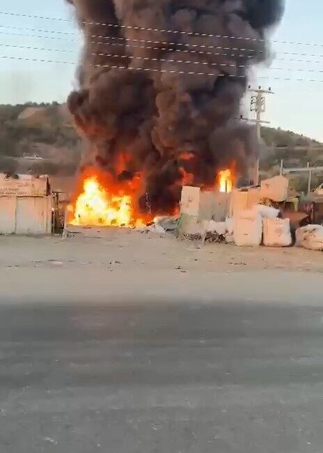 Bursa’nın Osmangazi ilçesinde geri dönüşüm tesisinin atık kağıt bölümünde çıkan