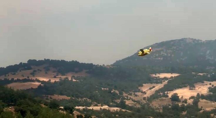 Bursa’da devam eden orman yangınlarına, yangın söndürme helikopterleri ve uçaklarıyla