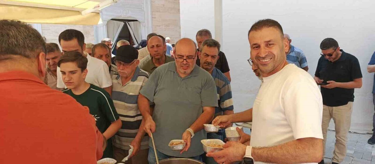 Bursa’nın Osmangazi ilçesine bağlı Emek Mahallesi’nde bir esnaf cami bahçesinde