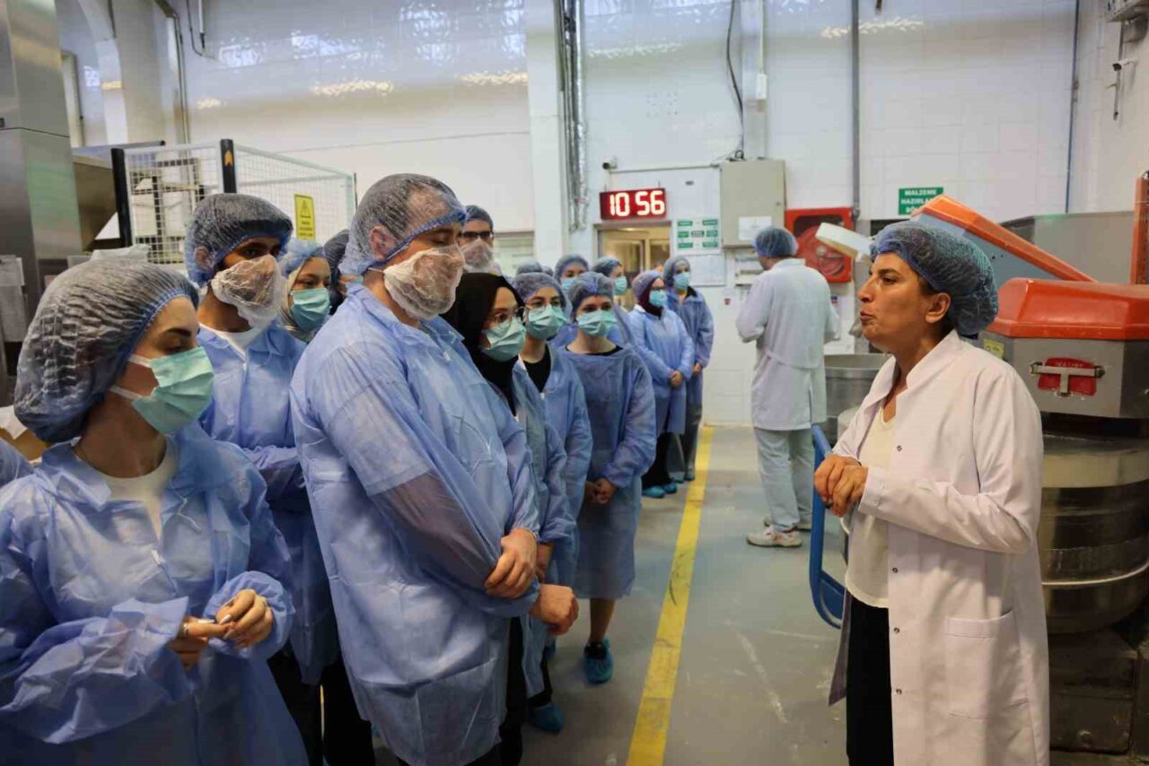 Bursa Büyükşehir Belediyesi Gençlik Kulübü üyesi gençler, ‘Gülümseyen Gençlik’ programı