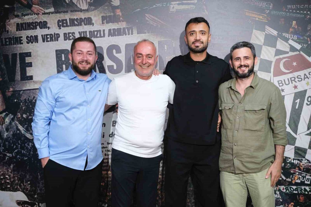 Bursaspor Kulübü, şampiyon kadroda yer alan deneyimli stoper Mehmet Yiğit’e