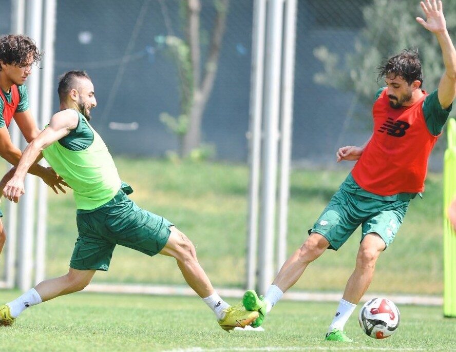 Yeni sezon hazırlıklarını sürdüren Bursaspor, sabah antrenmanında dayanıklılık çalışmaları ve