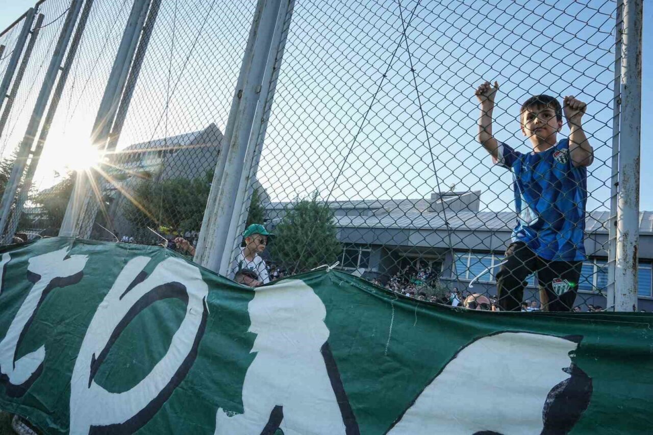 Bursaspor Kulübü, 2025-2026 sezonunun ilk antrenmanını kulüp tesislerinde taraftarıyla birlikte