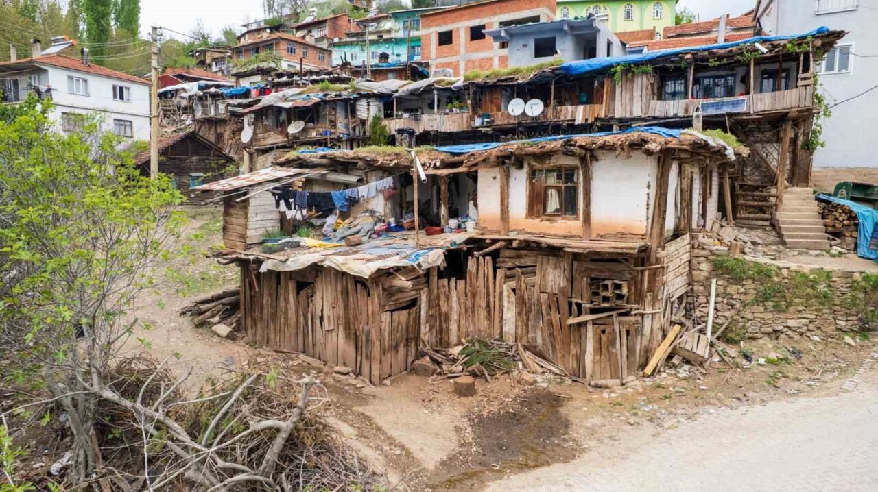 Manisa’nın Demirci ilçesine bağlı Kargınışıklar Mahallesi’nde bulunan ve ilginç mimarisiyle