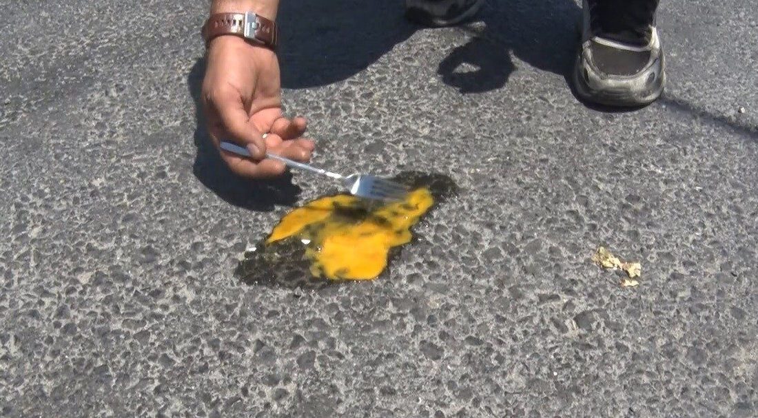 İstanbul’da hava sıcaklıklarının artmasının ardından bir esnaf, asfaltta sıcaklığı göstermek