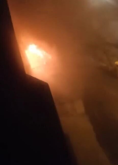 İstanbul Büyükçekmece’de sokak arasında park halindeki araç henüz bilinmeyen bir