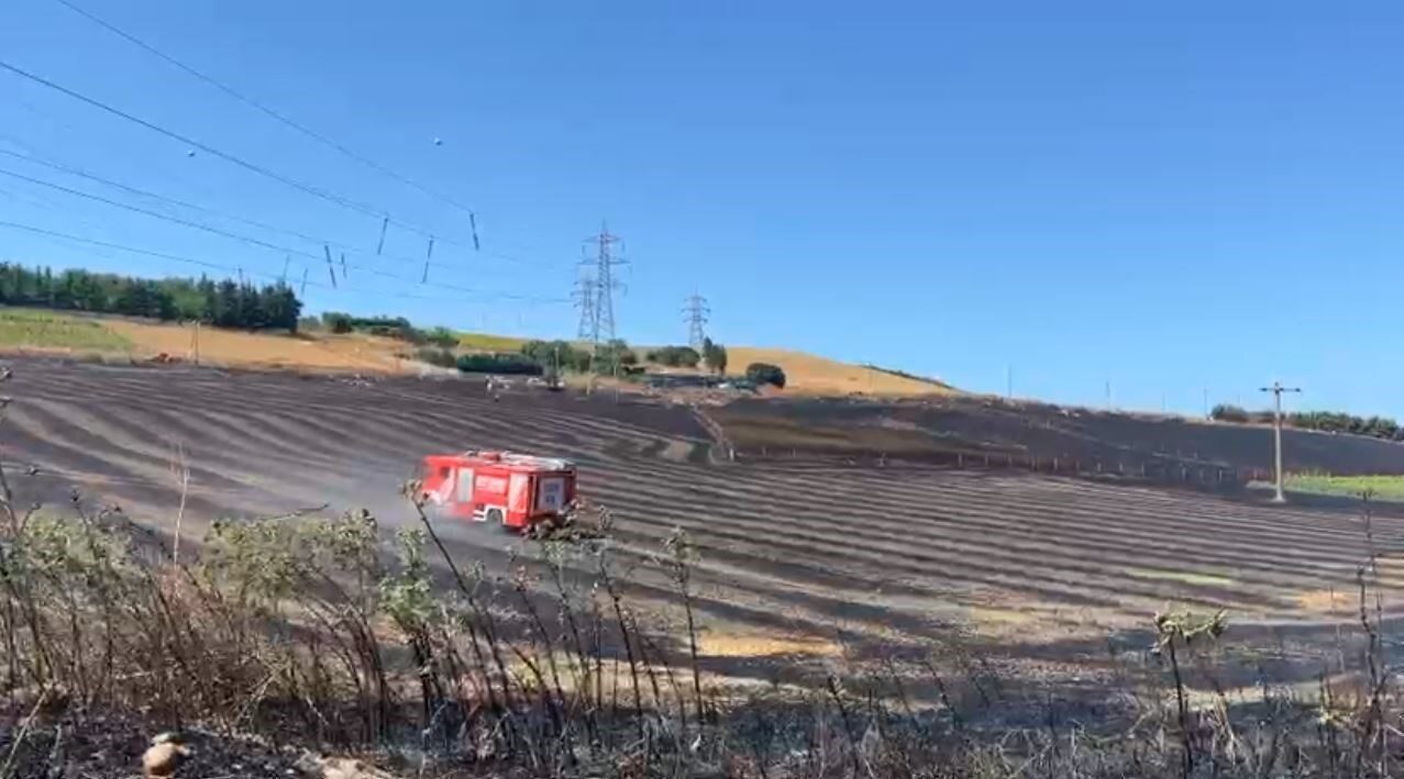 Büyükçekmece’de buğday tarlasında yangın çıktı. İtfaiye ekiplerinin müdahale ettiği alevler,