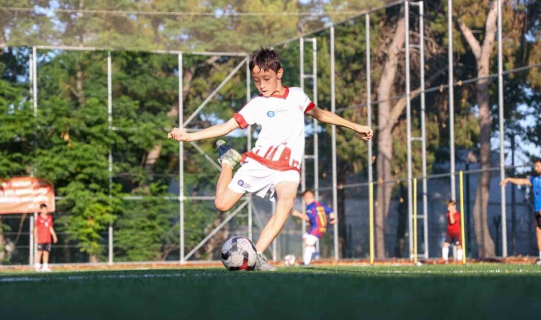 Antalya Büyükşehir Belediyesi’nin çocuklara yönelik olarak düzenlediği Futbol Akademisi’nde yeni