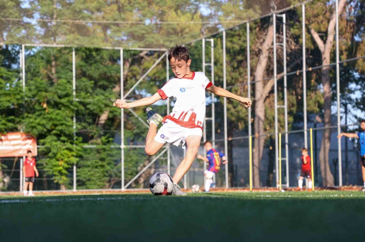 Antalya Büyükşehir Belediyesi’nin çocuklara yönelik olarak düzenlediği Futbol Akademisi’nde yeni
