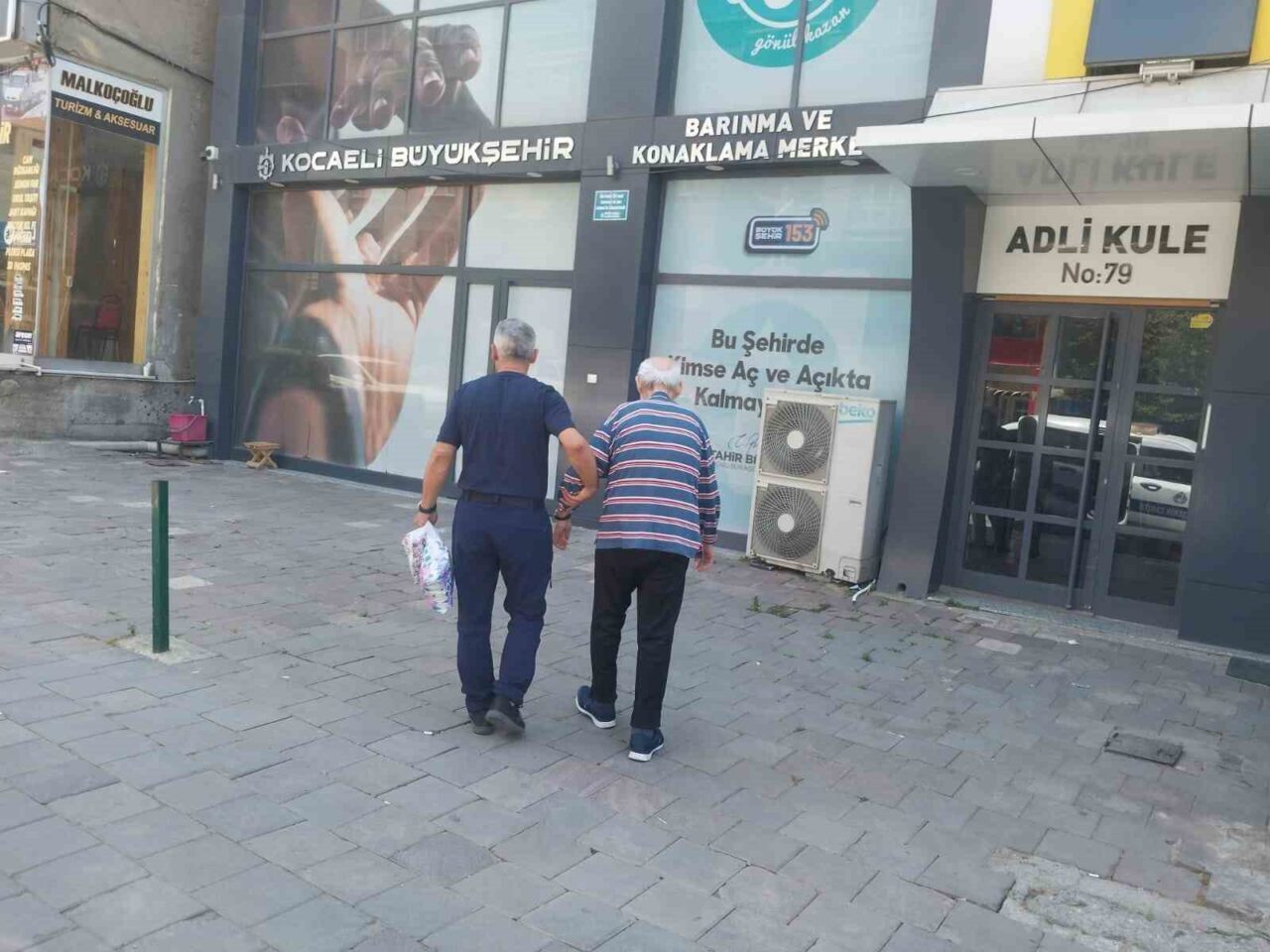 Kocaeli Büyükşehir Belediyesi zabıta ekipleri, günlük rutin çalışmalarının yanı sıra