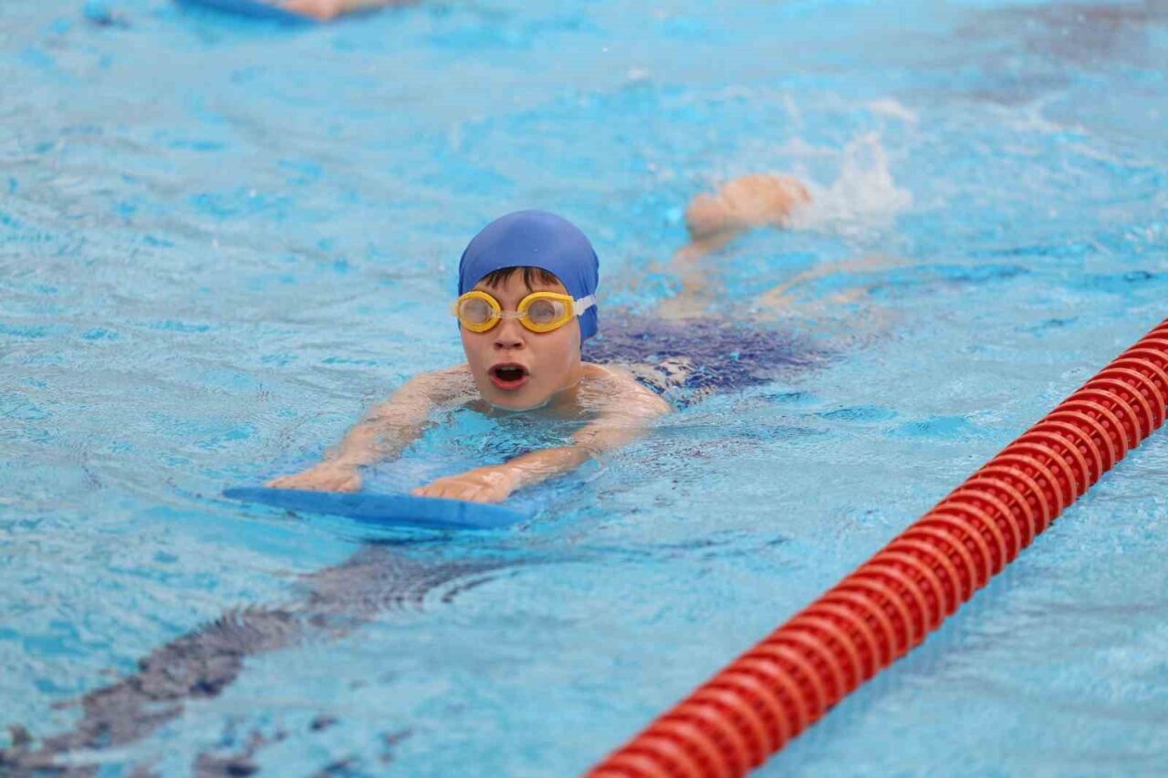 Bursa Büyükşehir Belediyesi tarafından düzenlenen Yaz Spor Okulları’ndaki yüzme branşında