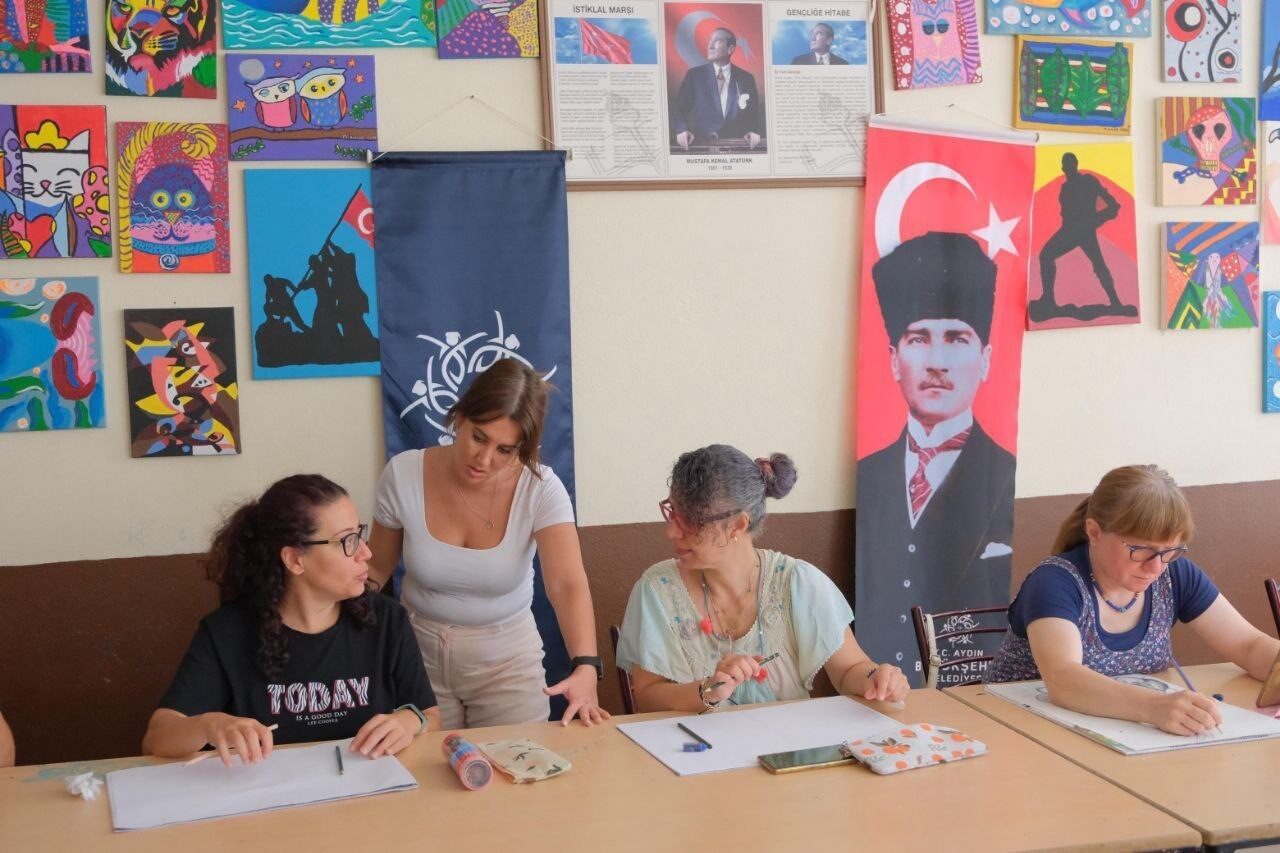 Aydın Büyükşehir Belediyesi’nin yaz kursları kapsamında yetişkinlere yönelik başlattığı resim