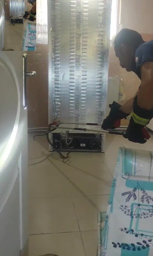 Gümüşhane’de bir evin mutfağındaki buzdolabının motor kısmına giren yılan, itfaiye