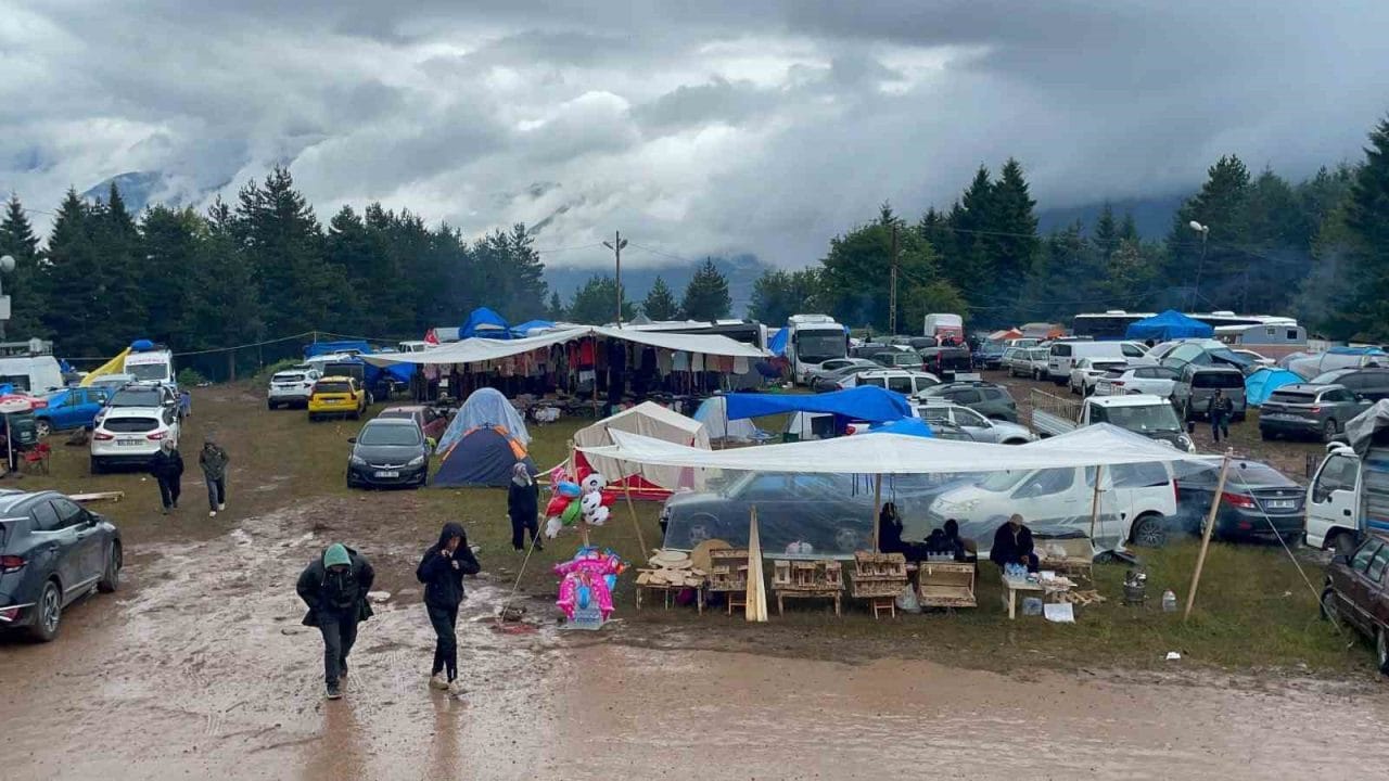Artvin’de düzenlenen 44. Kafkasör Kültür ve Sanat Festivali’nde geceyi çadırda
