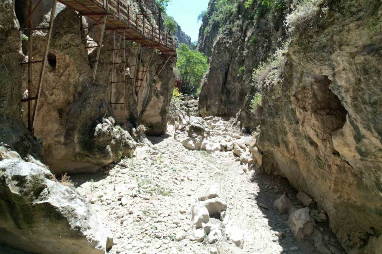 Ege Bölgesinin can damarlarından Büyük Menderes Nehrinin kuruması, bölgede ciddi