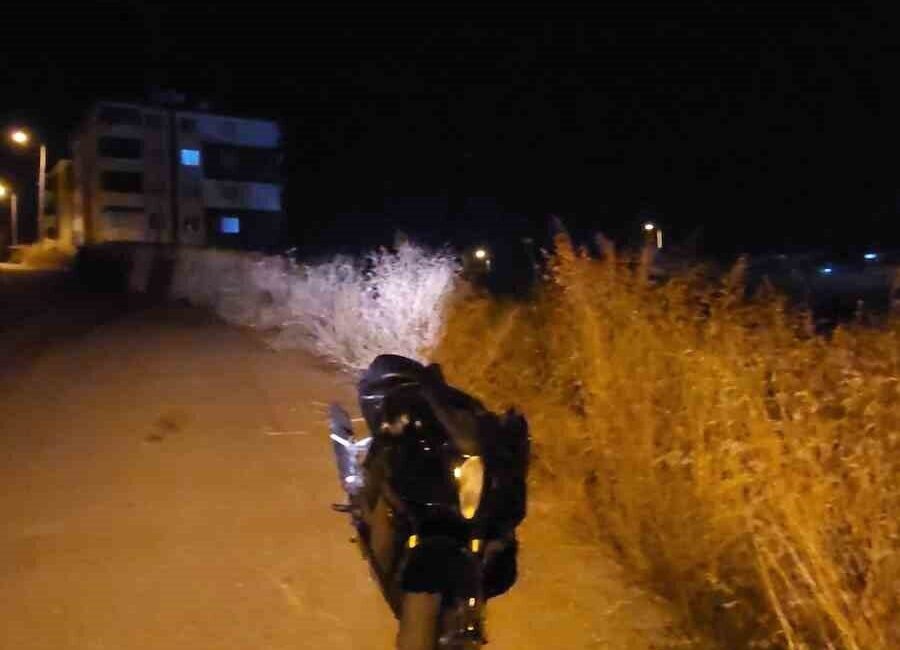 Karabük’te bir evin önünden çalınan motosiklet boş araziye atılmış halde