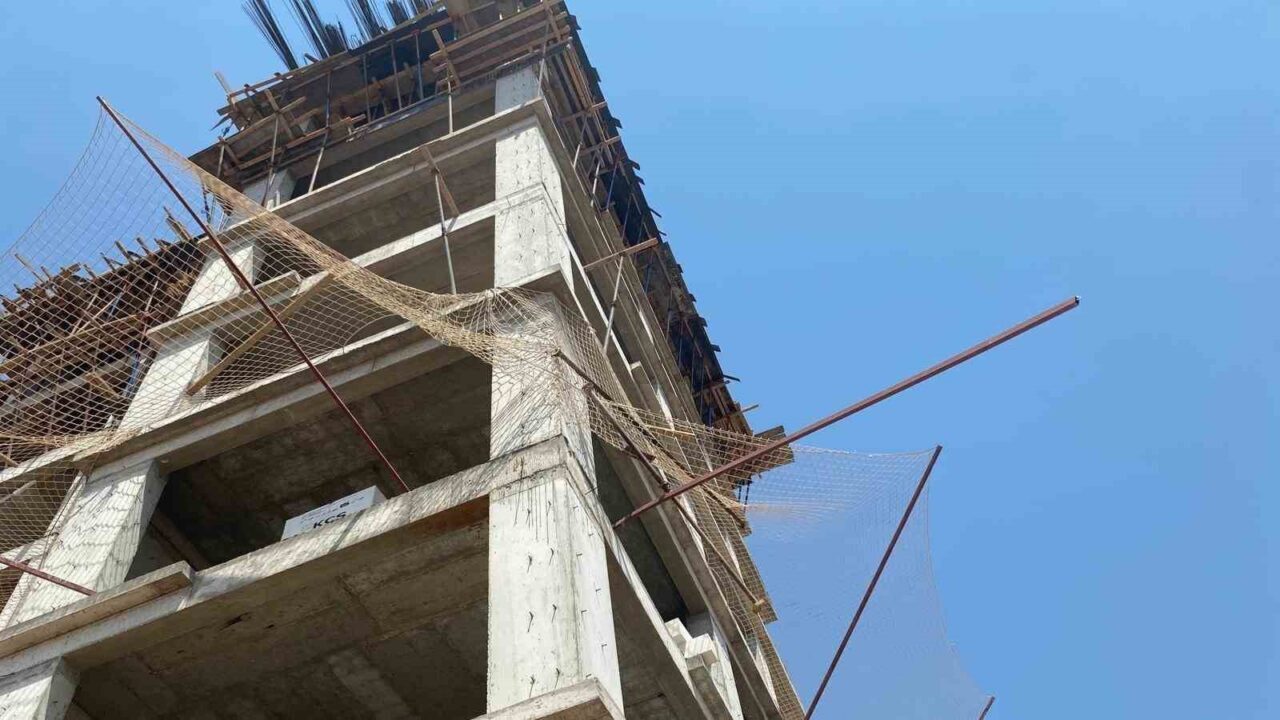 Aydın’ın Efeler ilçesinde bir kişi çalıştığı inşaatın 8’inci katından önce