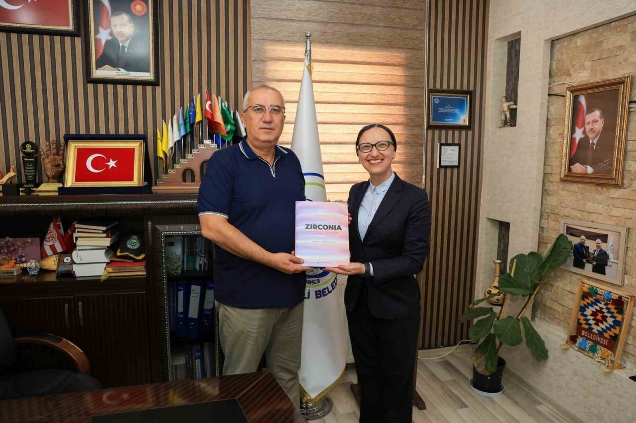 Denizli’nin Çameli Belediye Başkanı Cengiz Arslan, diş cerrahisi alanında “Fellowship