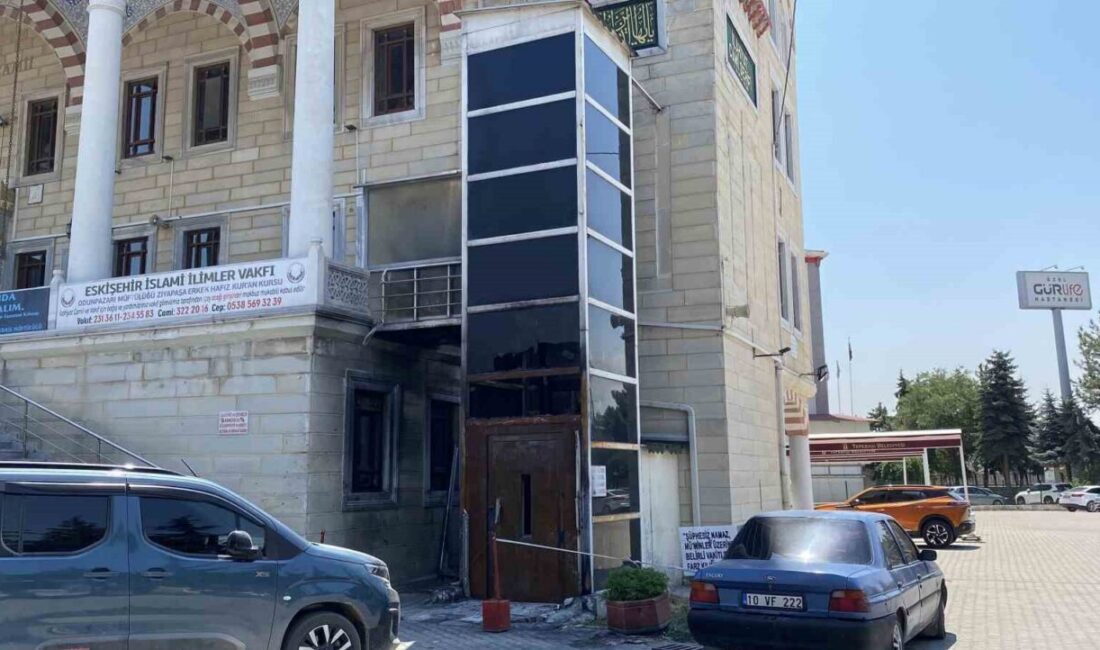 Eskişehir’de İlahiyat Camii’nin avlusunda park halindeyken alev alan minibüsün çarpması