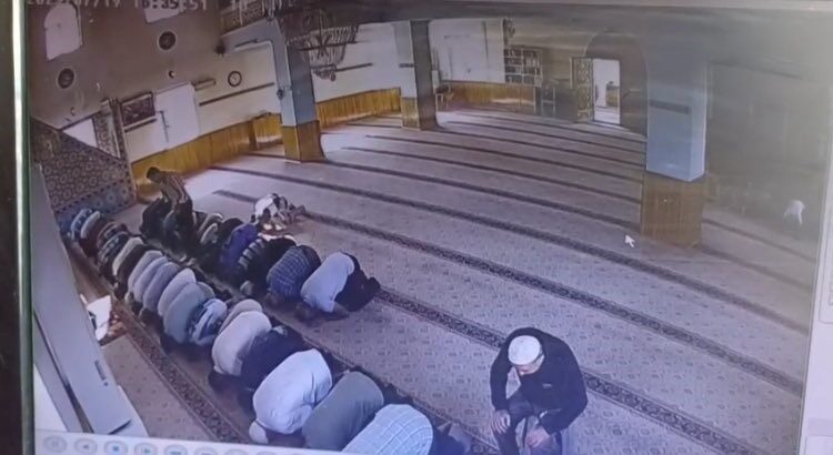 Kayseri’nin Melikgazi ilçesinde bir şahıs, husumetli olduğu kişiyi camide namaz