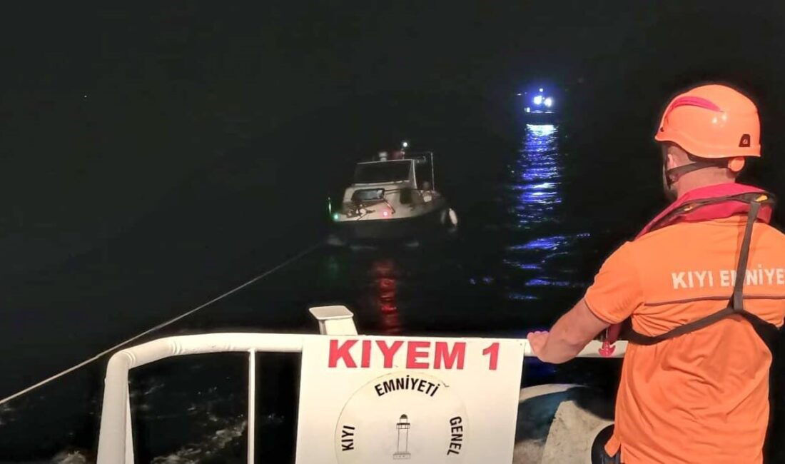 Çanakkale Boğazı’nda dümen arızası sonucu sürüklenen ve içinde 3 kişi