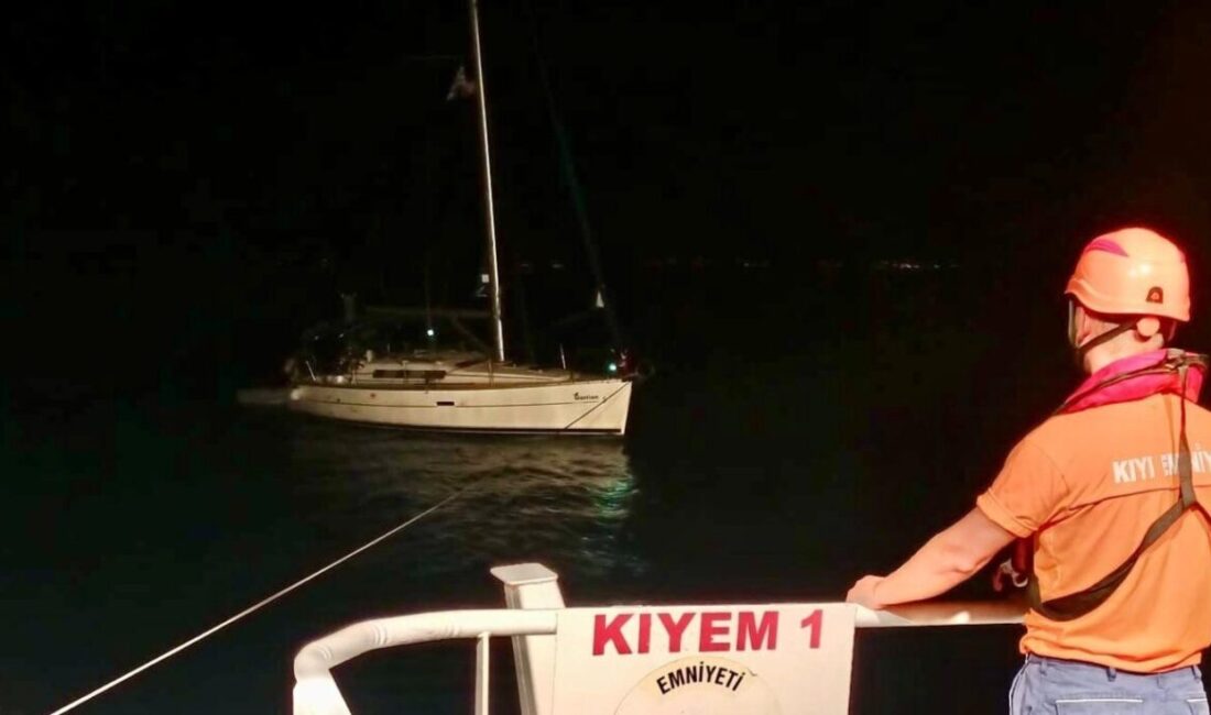 Çanakkale Boğazı’nda Seddülbahir önlerinde makine arızası yaşanan tekne, Kıyı Emniyeti