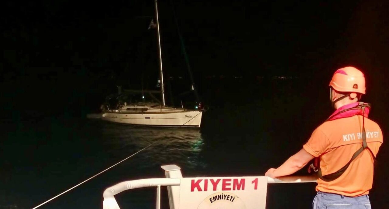 Çanakkale Boğazı’nda Seddülbahir önlerinde makine arızası yaşanan tekne, Kıyı Emniyeti