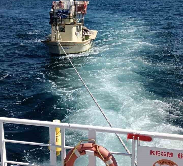 Çanakkale Boğazı’nda makine arızası yaparak sürüklenen tekne, Kıyı Emniyeti Genel