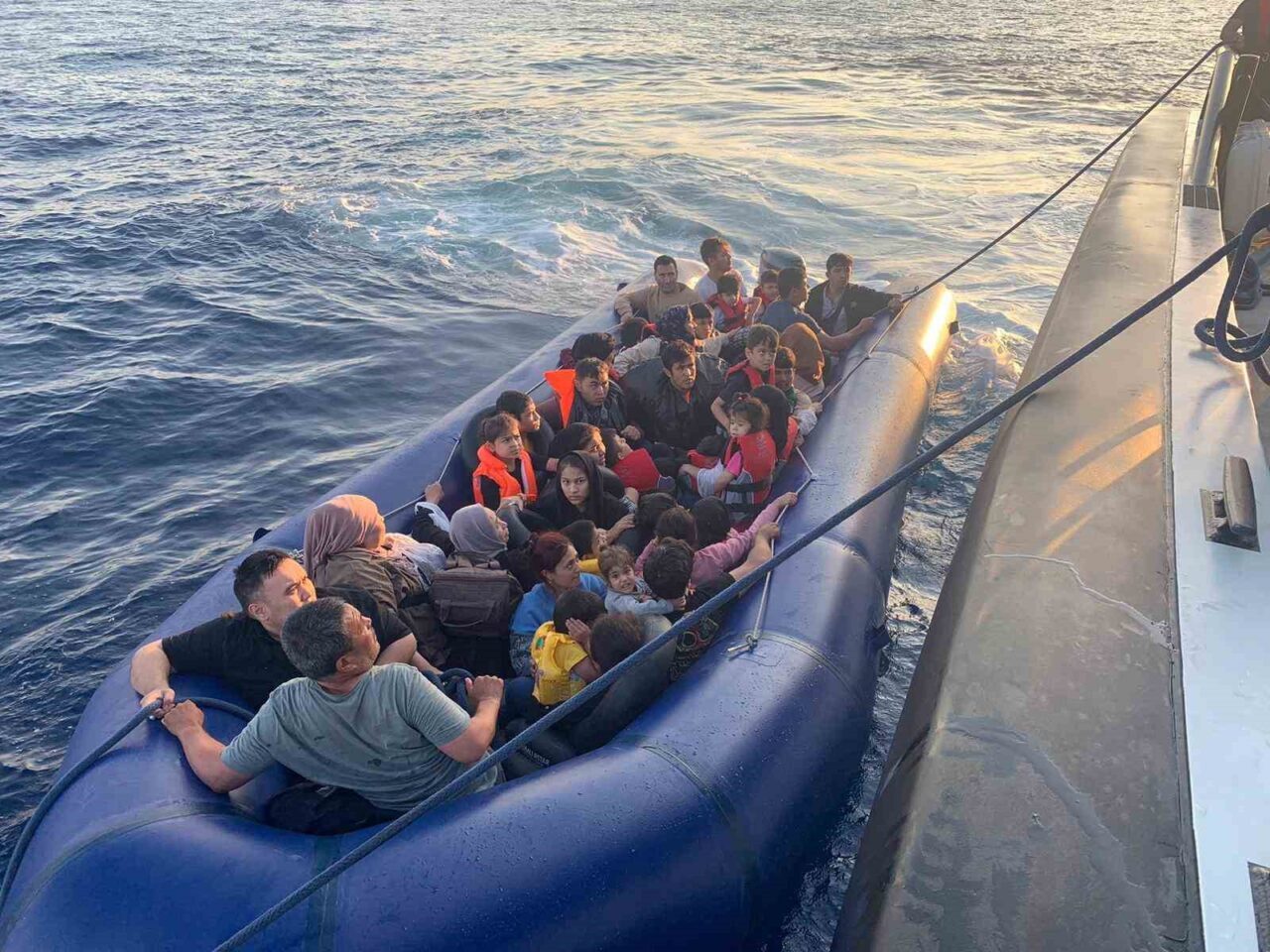 Çanakkale’nin Ayvacık ilçesi açıklarında Sahil Güvenlik ekiplerince 38 kaçak göçmen