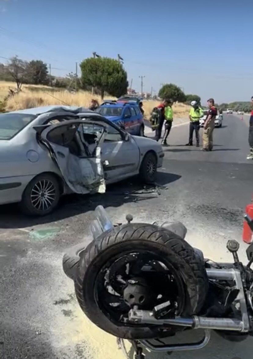 Çanakkale’de otomobil ile motosikletin çarpışması sonucu meydana gelen trafik kazasında