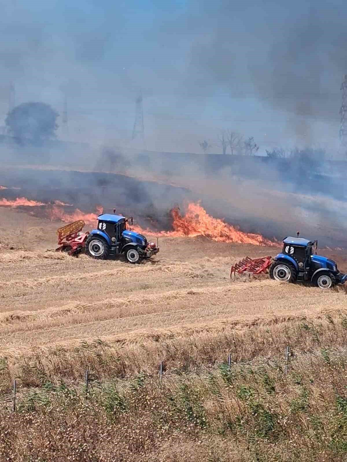 Çanakkale’nin Gelibolu ilçesinde tarım arazisinde çıkan yangına Orman Bölge Müdürlüğü